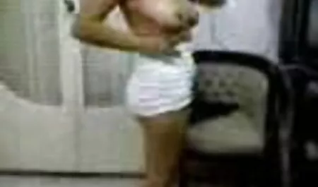 زن قفسه سینه خود را دانلود فیلم سکسی پاره کردن پرده بکارت در برابر نیروی جاذبه فشار می دهد