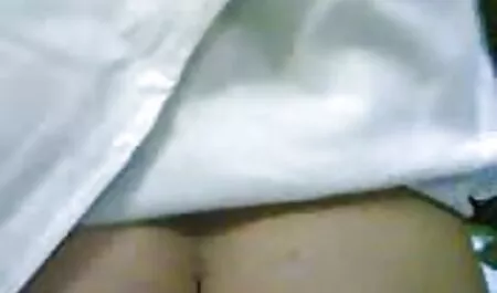 دستان لاغر sexپاره خود را بست و لوله خود را بین اسفنج های لب قرار داد